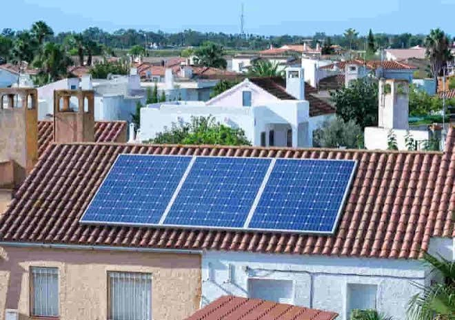 Paneles solares fotovoltaicos instalados en una vivienda