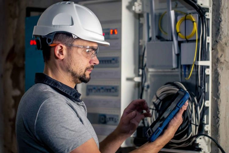 Especialista trabajando en un tablero eléctrico