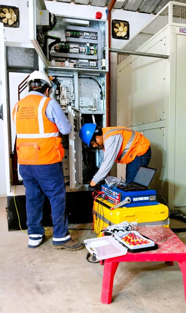 Técnicos realizando mantenimiento y pruebas en equipos eléctricos